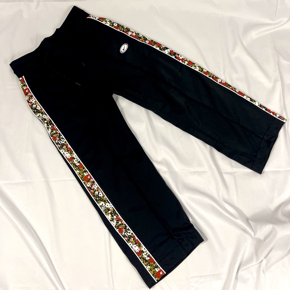 Nike Sportswear Women's Black Floral Print Straight Leg Crop Pants